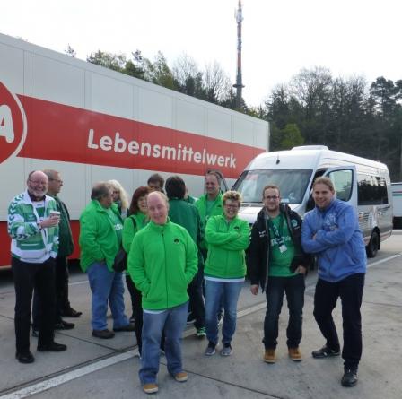 Die Reisegruppe am Rasthof Rhön