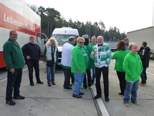 Die Reisegruppe am Rasthof Rhön